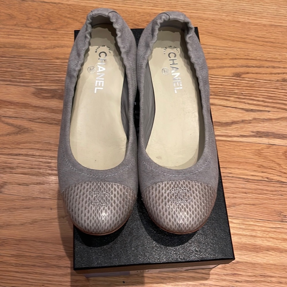 CHANEL Grey Ballet Flat Size 42